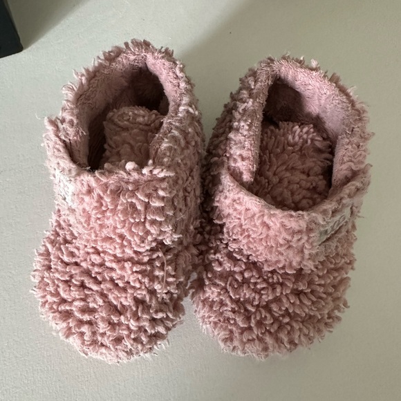 UGG Other - UGG Bixby toddler slippers 💞
